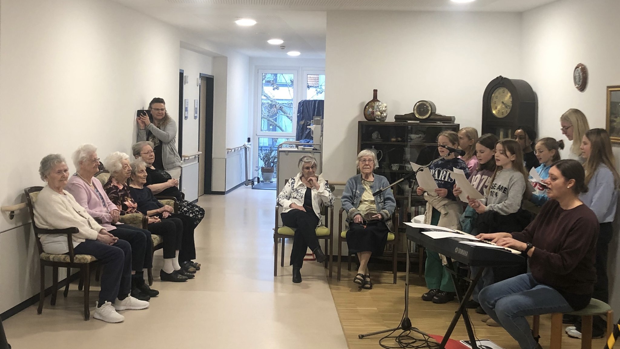 Schulchor singt im Seniorenheim