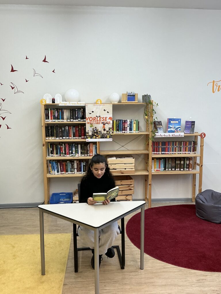 Vorlesewettbewerb Kind liest ein Buch