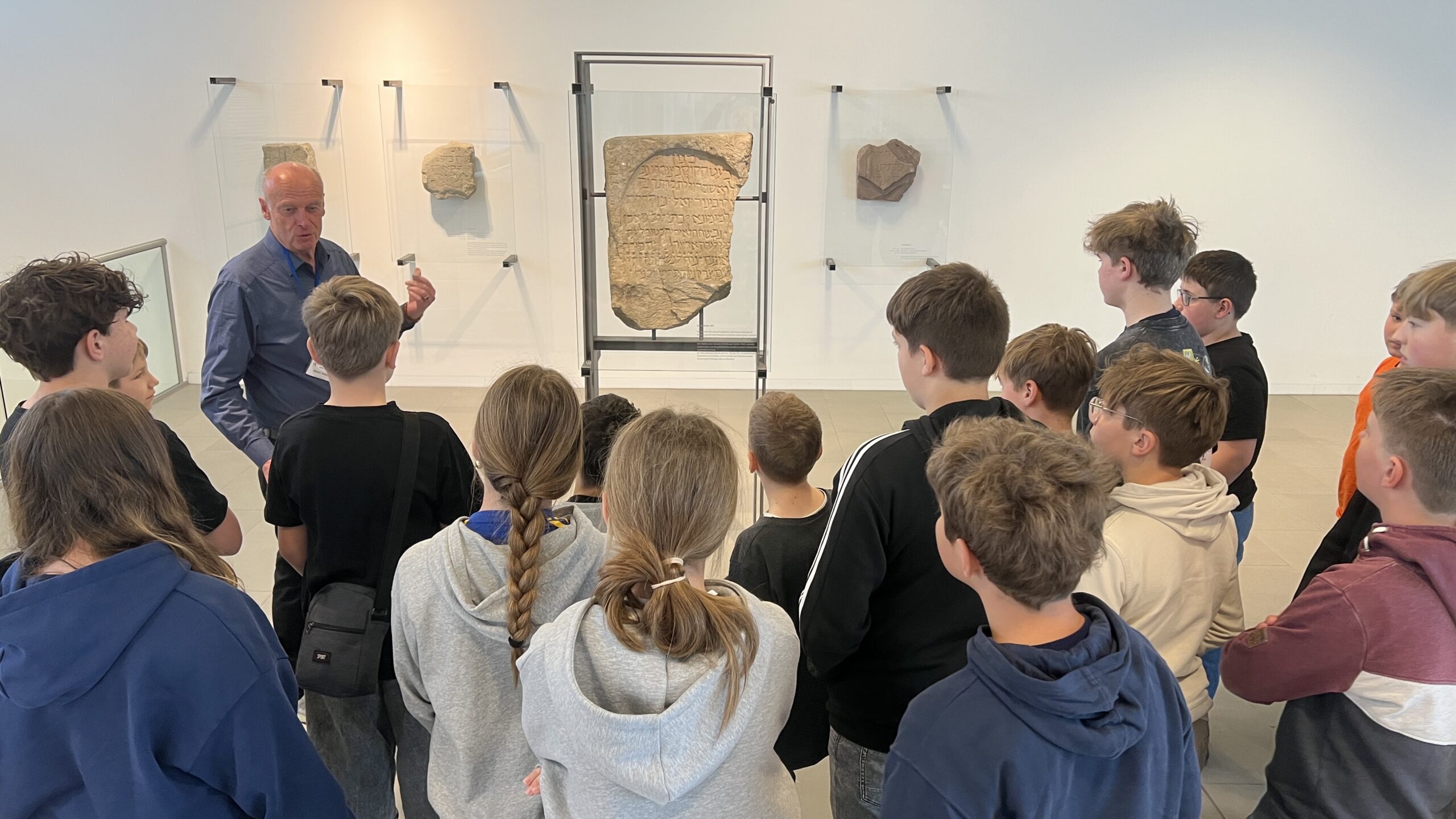 Einblicke in jüdisches Leben: Sechstklässler besuchen das Gemeindezentrum „Shalom Europa“